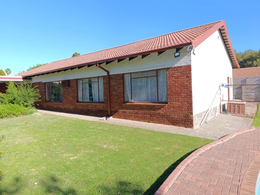 4 Bedroom Property for Sale in Langenhovenpark Free State